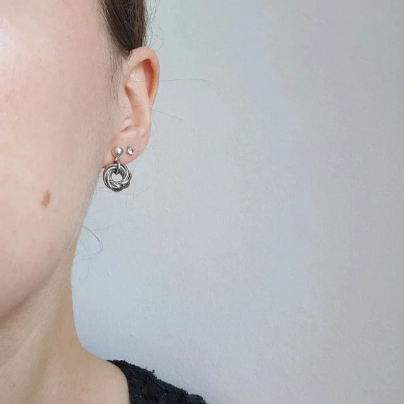 Vintage classic & elegant Mobius rose luxury chainmaille knot circle earrings - Picture 2 of 6